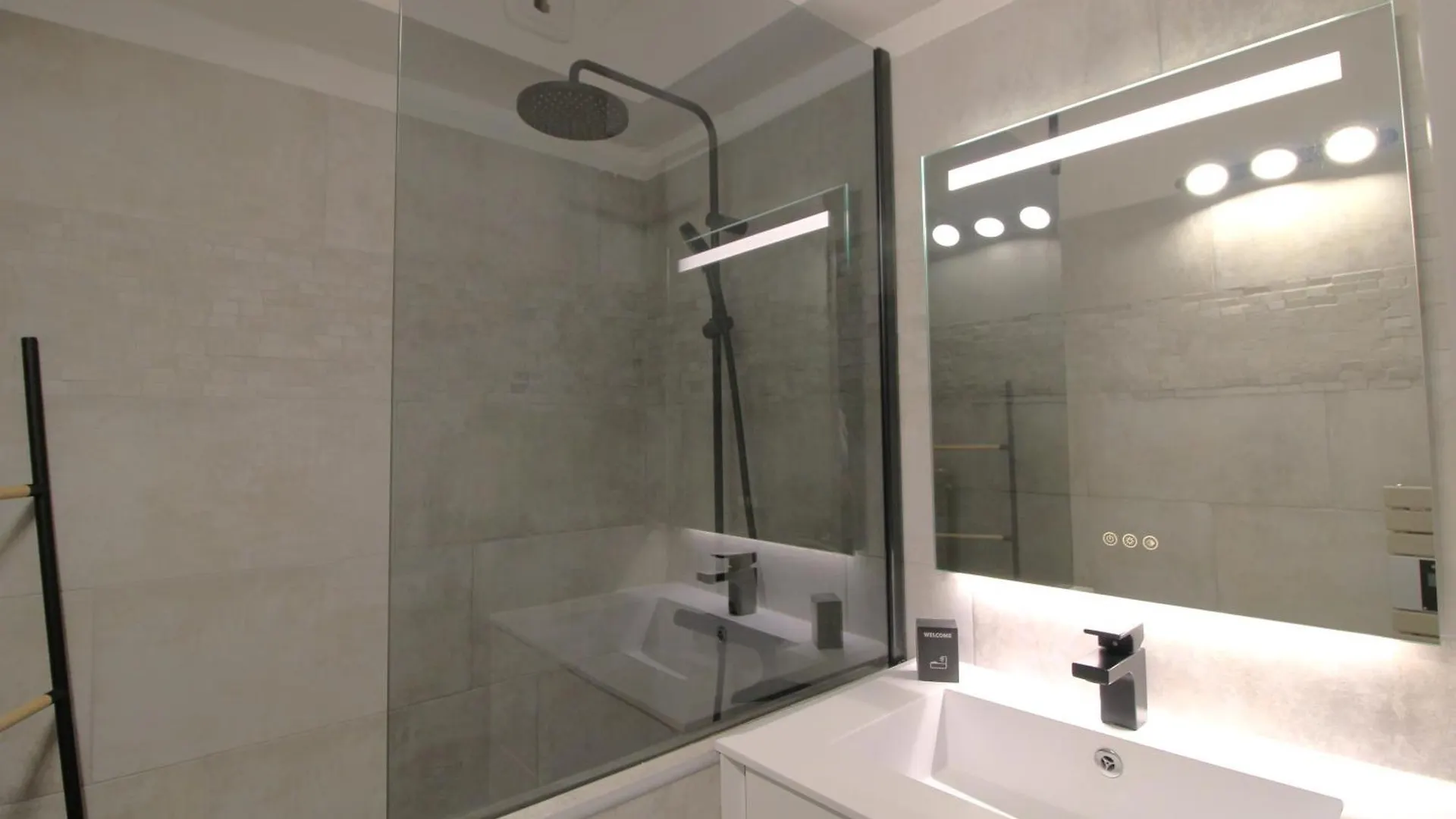 Apartment Hyeres Plage Bona 1 Chambre Lit Superposes Parking Wifi Pieds Dans L'Eau By Hc
